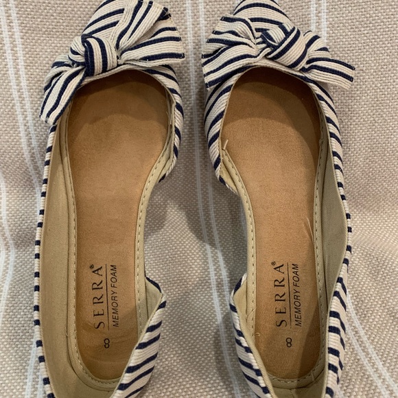 Serra Memory Foam Striped Pointed Toe Flats with Bows | Size 8 - Picture 3 of 5